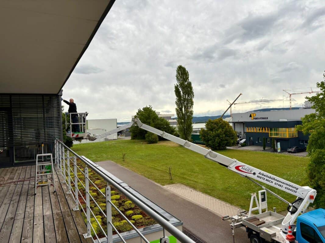 Meister Elias Ceruso auf der Hebebühne bei der Fassadenreinigung